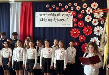 „Jeszcze polska nie zginęła,  kiedy my żyjemy”: uroczysty apel z okazji 107 Rocznicy Odzyskania przez Polskę Niepodległości