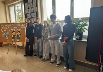 Ósmoklasiści Czytają na Przerwie – kontynuacja szkolnej akcji