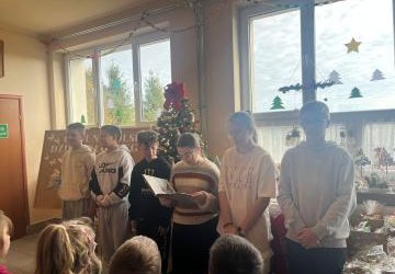 „Siódmoklasiści czytają najmłodszym – bajkowa przerwa z liskiem i wilkiem”