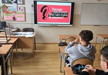 Uczniowie klasy ósmej w programie profilaktycznym „Rówieśnicy”